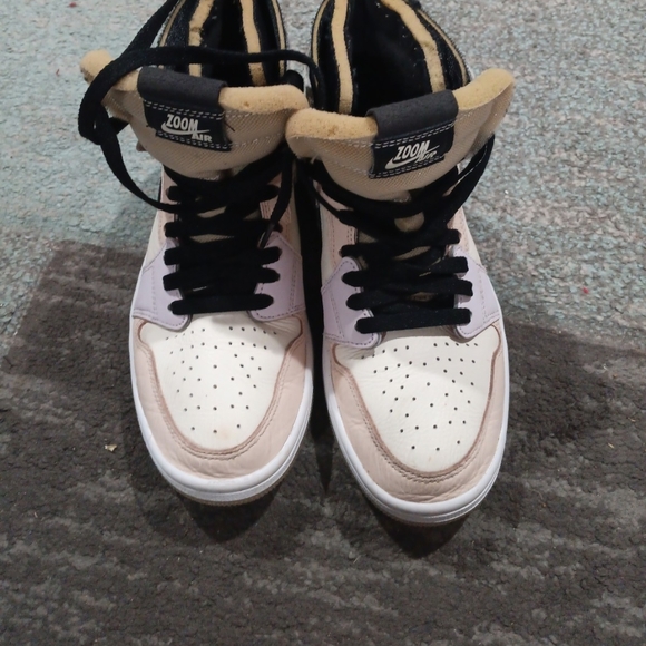 Nike Cream and Black Sneakers High-Top - Picture 2 of 3